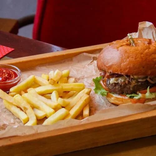 Бургер с говядиной и соусом тейсти, картофель фри и кетчуп