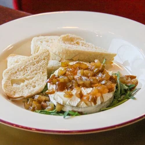 Печеный камамбер с карамелизированной грушей