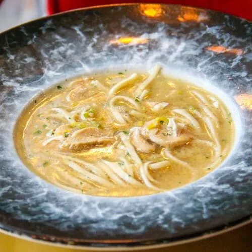 Куриный суп с лапшой и яйцом