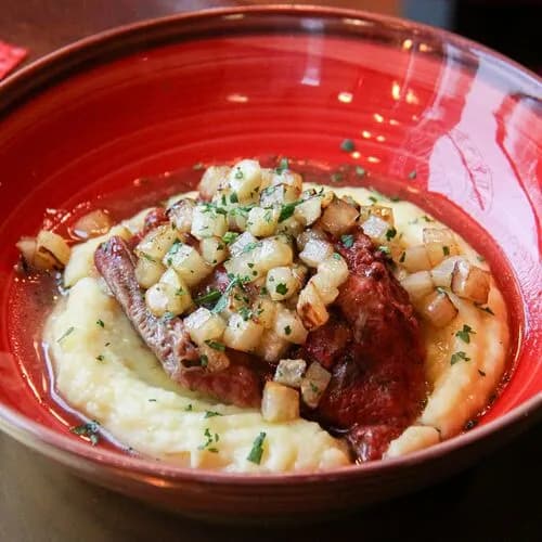 Телячьи щечки с картофельным пюре и карамелизированным сельдереем