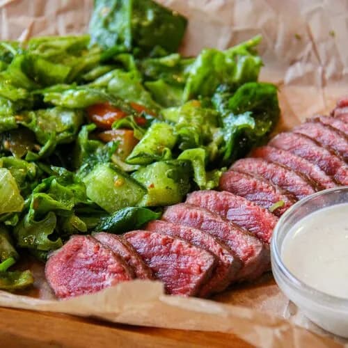 Стейк стриплойн со свежим салатом