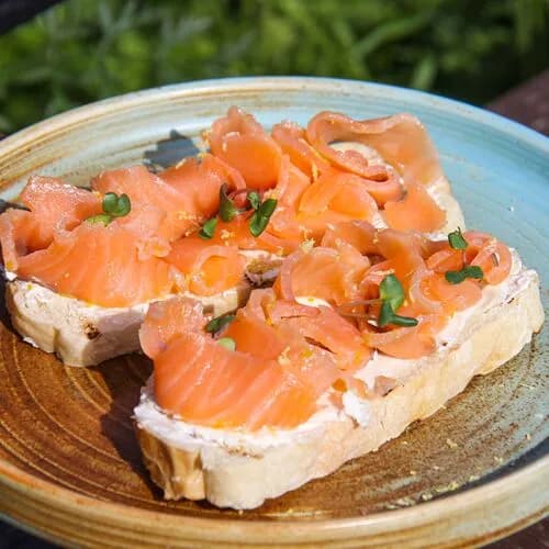 Брускетта со слабосоленым лососем и сливочным сыром