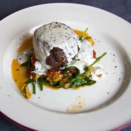 Филе миньон под соусом из горгонзолы с салатом из печеных баклажанов