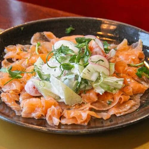 Лосось гравлакс с домашним салатом