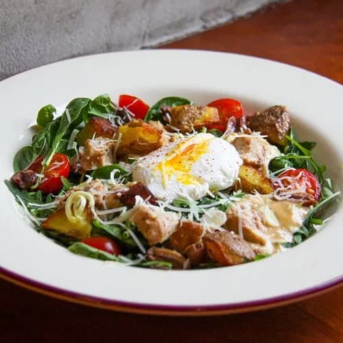 С печенью трески, яйцом пашот и устричным майонезом