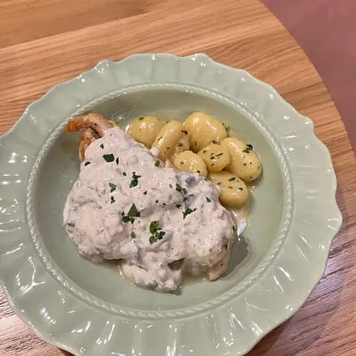 Филе птицы с ньокками под трюфельно грибным соусом