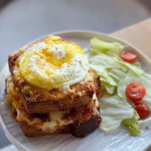 Крок Мадам с сезонным салатом