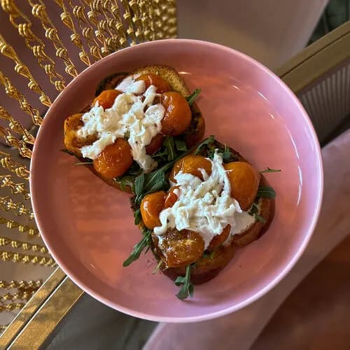 Бриошь с теплыми томатами, анчоусом и страчателлой