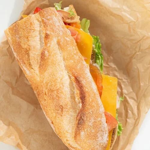 Сэндвич на багете с ветчиной из индейки