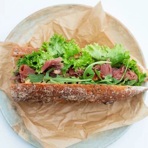 Сэндвич на багете с говяжьим ростбифом