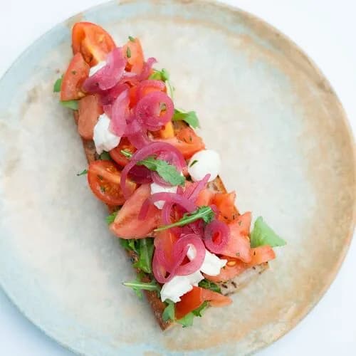 Севиче из томатов с моцареллой на багете