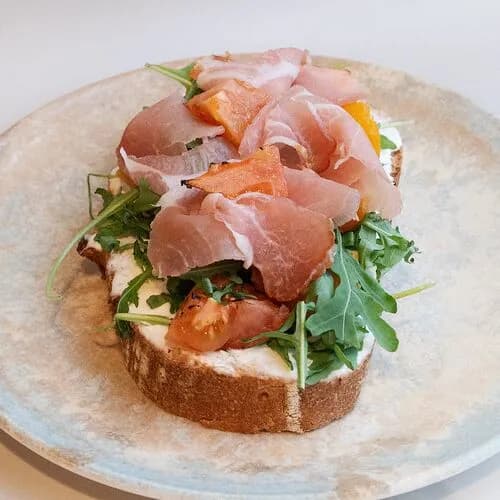 Брускетта с печеной тыквой и вяленым окороком