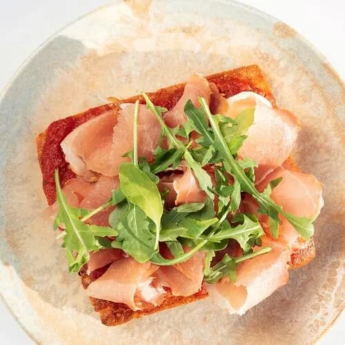 Запеченная фокачча с вяленым окороком
