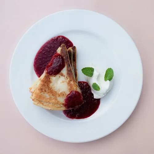 Блины с малиновым конфитюром и творожным кремом