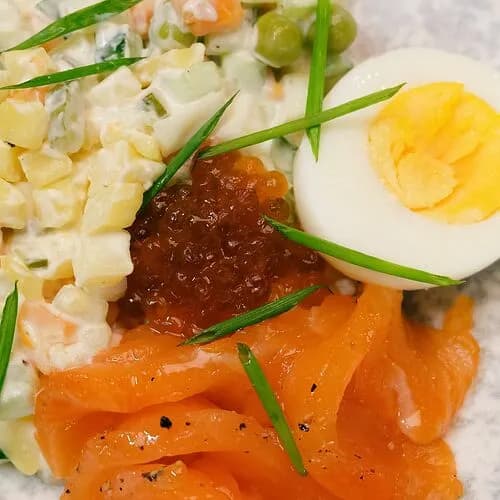 Оливье из печеных овощей с лососем и домашним майонезом