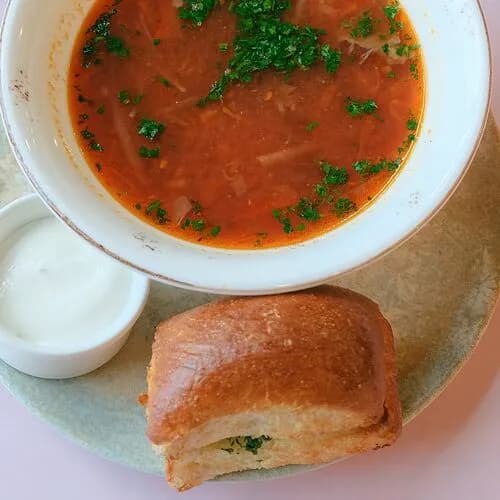 Борщ с пампушкой