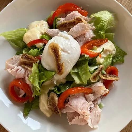 Салат с индейкой, маринованным перцем и медово-горчичной заправкой