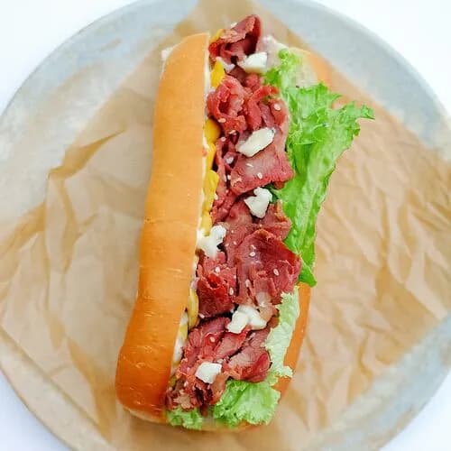 Хот-дог с говяжьим ростбифом и маринованными патиссонами