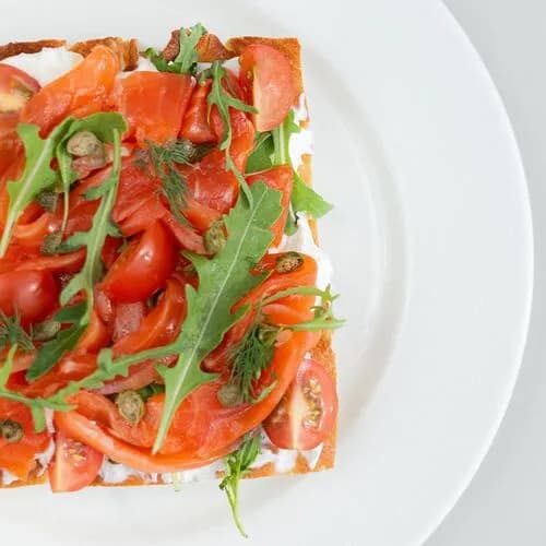 Фокачча с маринованным лососем и каперсами