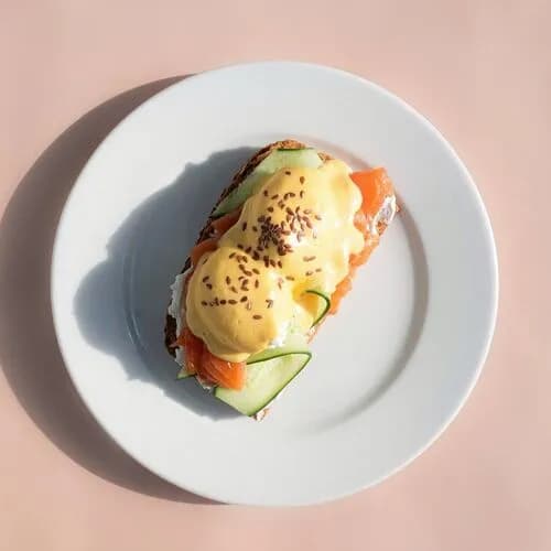 Злаковый тост с лососем и яйцом пашот