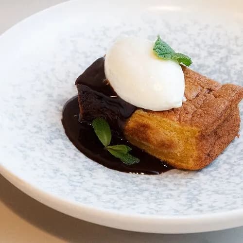 Тыквенный бисквит с шоколадно-кофейным соусом