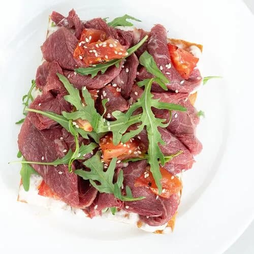 Фокачча с говяжьим ростбифом и маринованными патиссонами