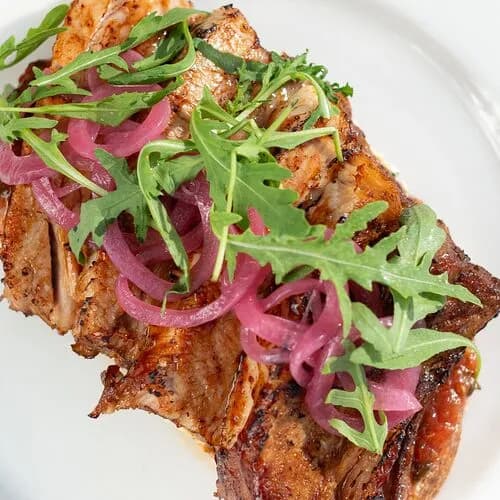 Ребро с домашней аджикой на хлебе кампань