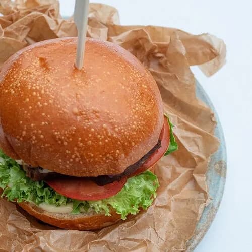 Бургер с ребром и сыром горгонзола