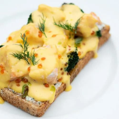 Бутерброд с подкопченным лососем и брокколи