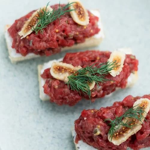 Тартар из говядины с трюфельным кремом