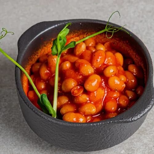 Фасоль тушеная в пряном соусе из томатов