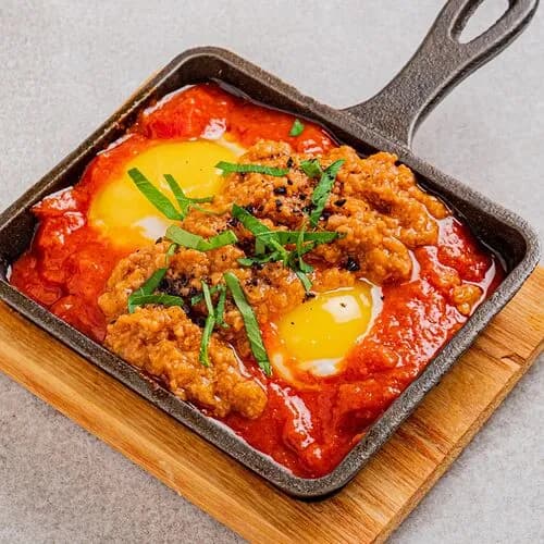 Яйца по-турецки с говядиной и сладким перцем