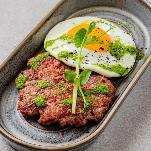 Фирменный бифштекс с яйцом