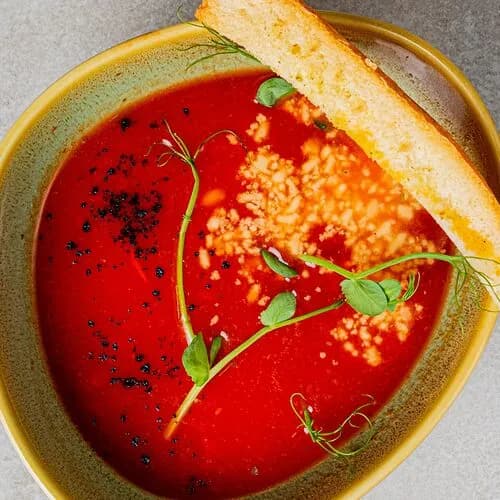 Суп из томатов с домашними гренками и сыром пармезан