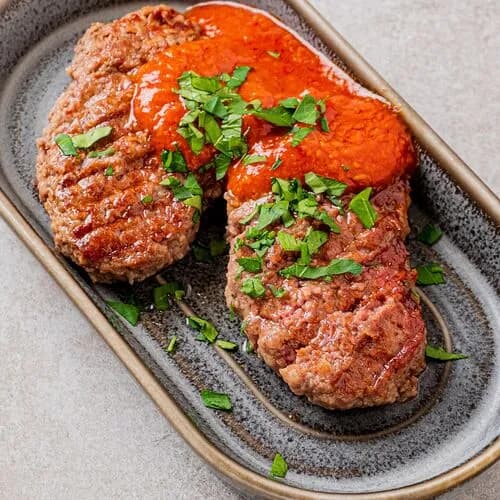 Чевапчичи из говядины с соусом из томатов