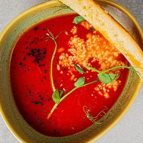 Суп из томатов с домашними гренками и сыром пармезан