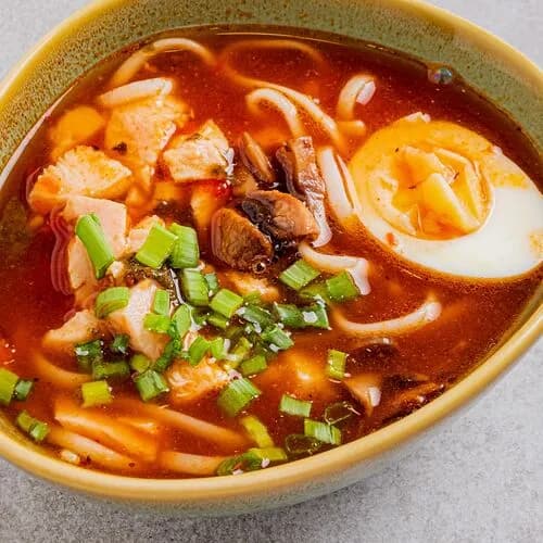 Азиатский суп с цыплёнком и грибами