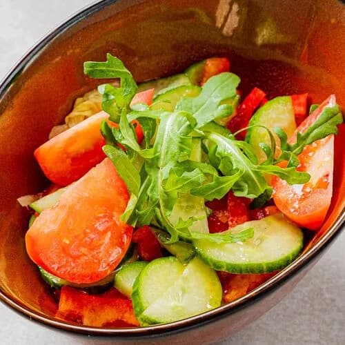 Салат со свежими овощами в медово-горчичной заправке