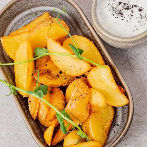 Картофель по-деревенски с соусом дзадзики