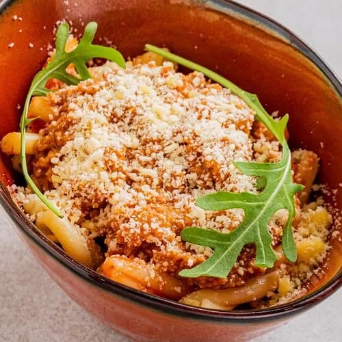 Домашняя паста с сыром пармезан и соусом из томатов