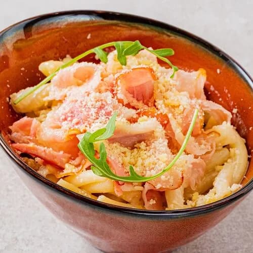 Домашняя паста с сыром пармезан и сливочно-винным соусом