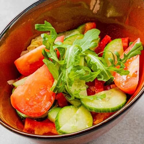 Зелёный салат со свежими овощами в медово-горчичной заправке