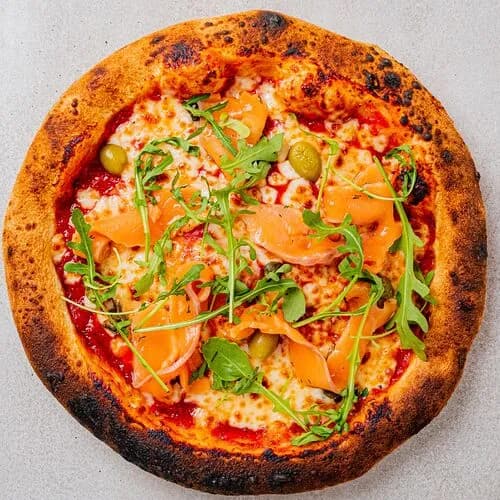 Пицца с сёмгой, оливками и каперсами