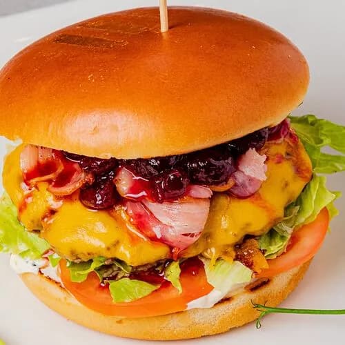 Бургер с вишнёвым соусом