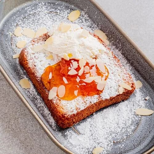 Бриошь с рикоттой и абрикосовым джемом