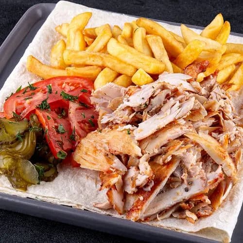 На тарелке с курицей и гарниром