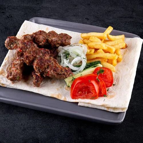 Люля на тарелке с говядиной