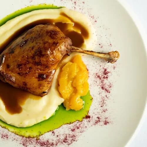 Утиная ножка с пюре из пастернака, чатни из манго и винным соусом