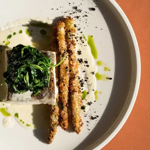 Филе палтуса со спаржей в панировке, шпинатом и соусом из белого вина с лаймом