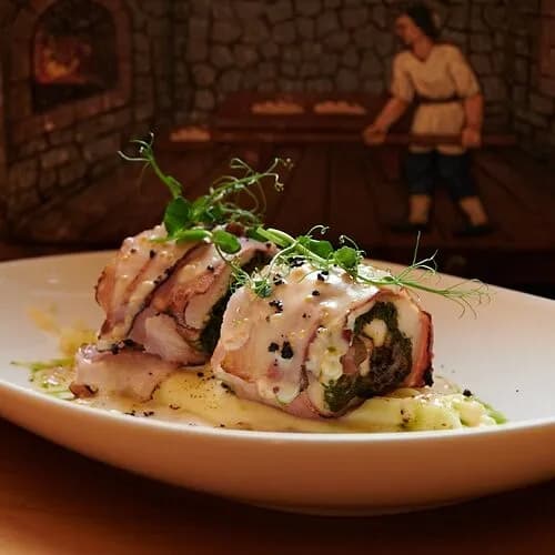 Рулет из филе цыпленка в беконе с грибами, шпинатом, картофельным пюре и сливочно-горчичным соусом